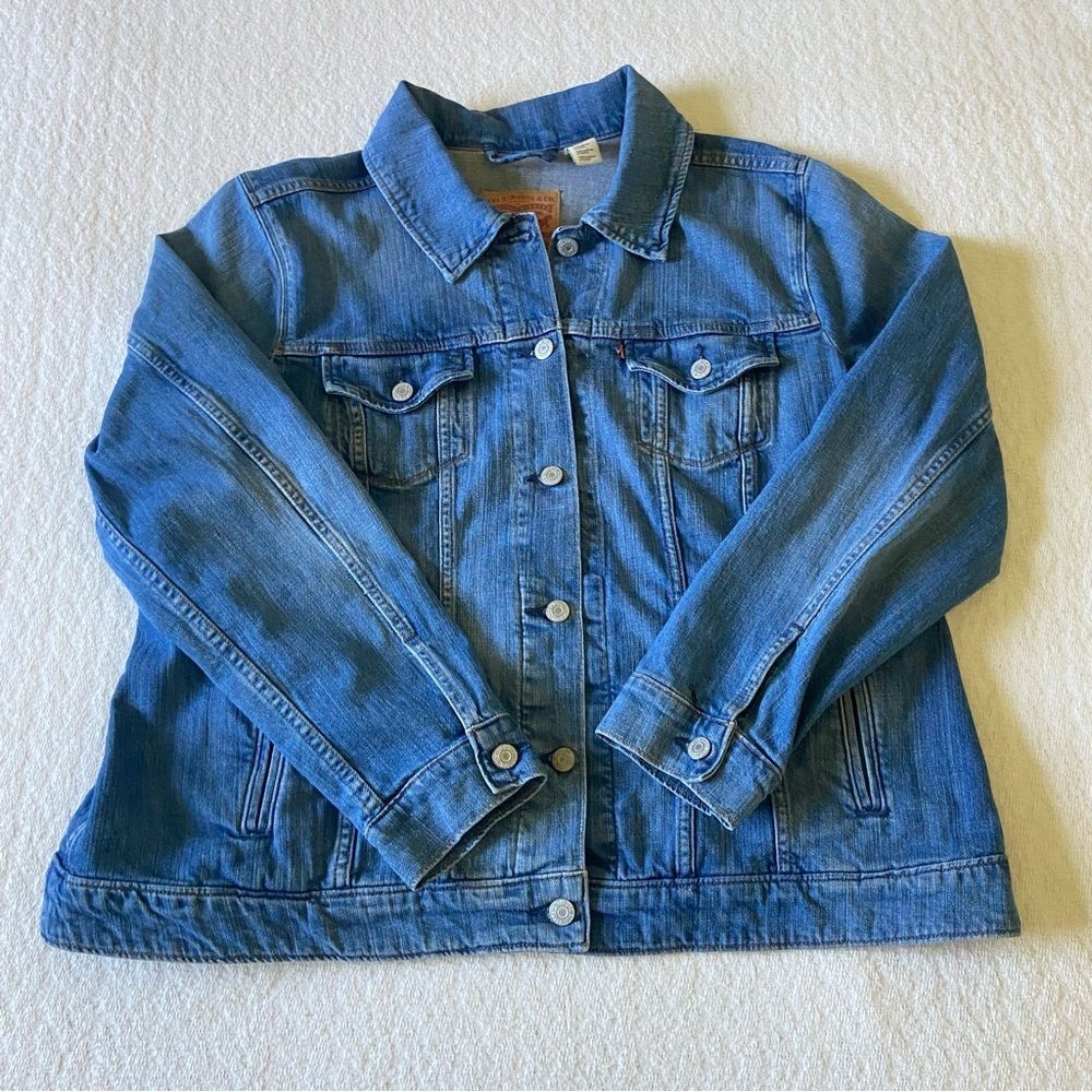 Levi’s Women’s Trucker Jacket In Medium Wash - Picture 7 of 8
